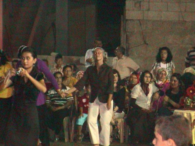 Gisi tanzt an der Verlobungsfeier von Gigek und Ziya